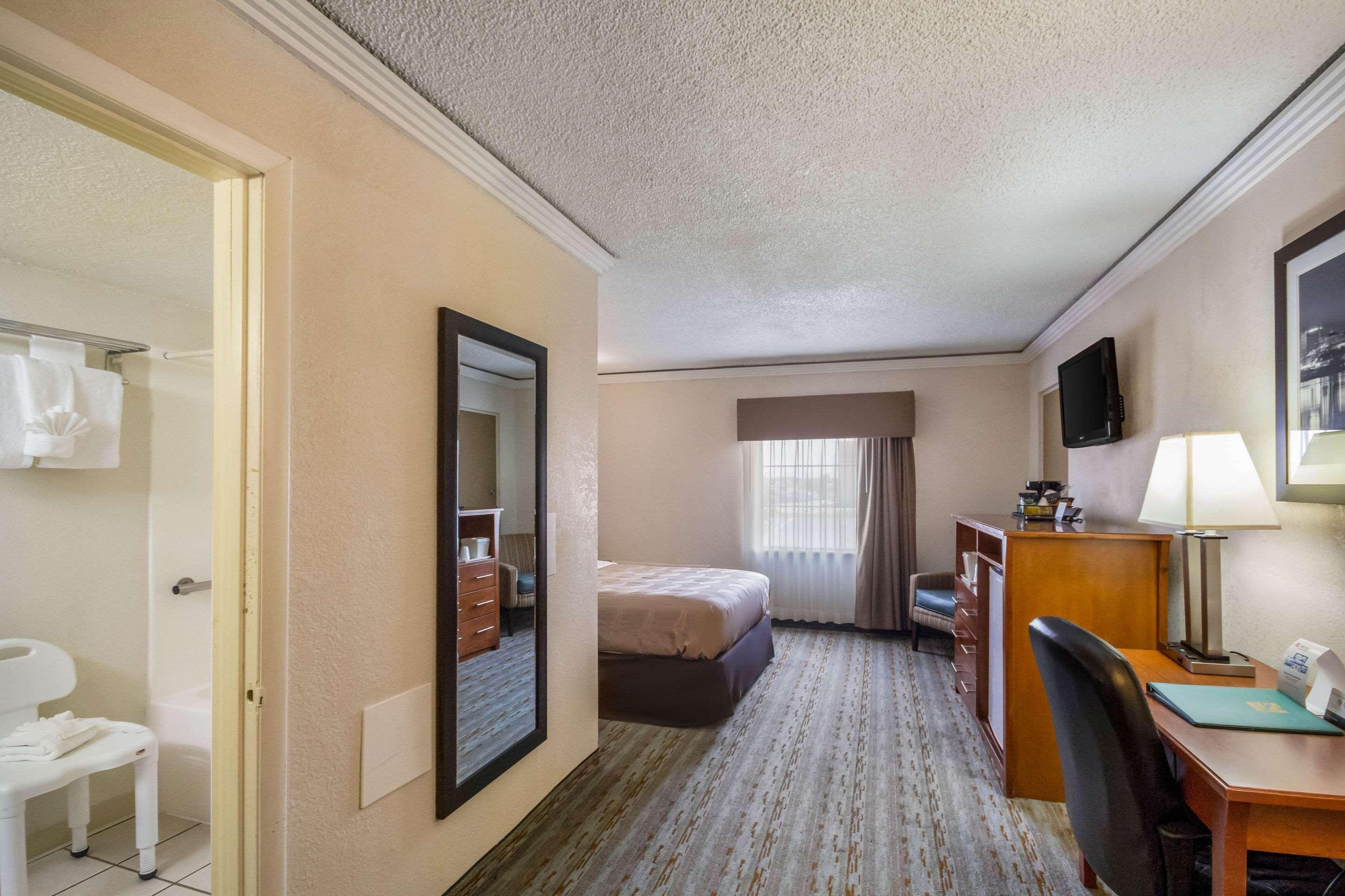 Quality Inn & Suites Kansas City - Independence I-70 East Dış mekan fotoğraf