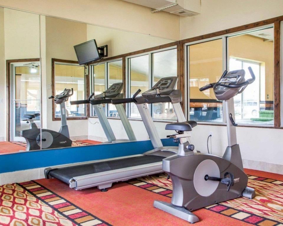 Quality Inn & Suites Kansas City - Independence I-70 East Dış mekan fotoğraf